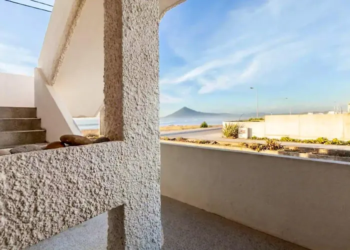 Charming House With Balcony And Sea View In * 몰레도